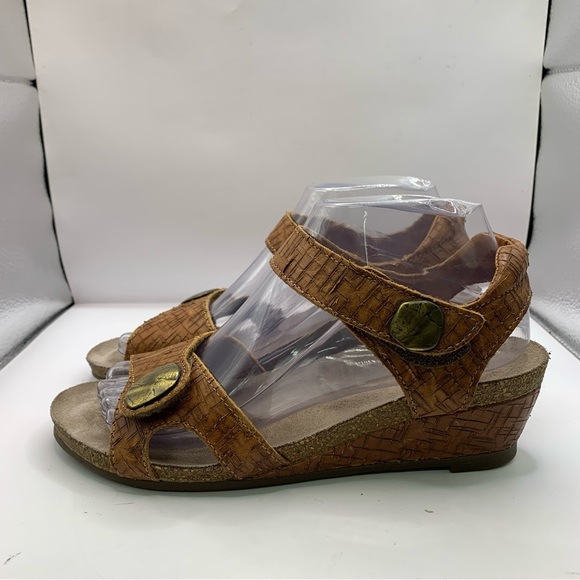 Taos Footwear Shoes - EUC Taos Women's Brown Woven Leather Sandals Size US 7 -7.5 Eur 38